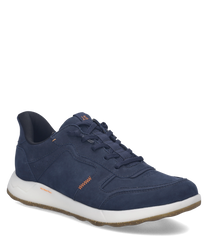 Zapato deportivo de color azul marino con cordones. Diseñado con material de gamuza y suela de goma blanca ofreciendo comodidad y estilo.