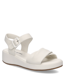 Sandalias blancas de mujer con cierre de velcro. Hechas de cuero sintético con suela plataforma para mayor comodidad.