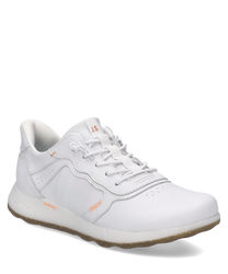 Zapato deportivo tipo snaker de color blanco con cierre de cordones. Hecho de cuero liso con detalles de costura visibles y suela de goma resistente.