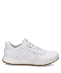 Zapato deportivo tipo snaker de color blanco con cierre de cordones. Hecho de cuero liso con detalles de costura visibles y suela de goma resistente.