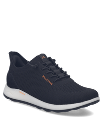Zapato deportivo tipo snaker de color negro con cierre fácil. Material de malla transpirable y suela blanca antideslizante.