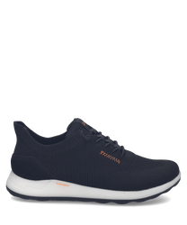 Zapato deportivo tipo snaker de color negro con cierre fácil. Material de malla transpirable y suela blanca antideslizante.