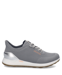 Grauer Sneaker aus atmungsaktivem Mesh mit Schnürung. Der Schuh hat silberne Akzente an der Ferse und eine weiße Sohle.