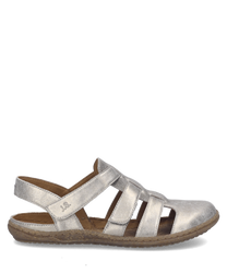 Sandalias de velcro en cuero plateado con suela marrón. Diseño de tiras entrecruzadas que ofrecen comodidad y estilo casual.