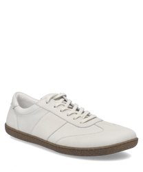 Witte leren sneaker met vetersluiting. Eenvoudig ontwerp met bruine zool voor casual stijl.