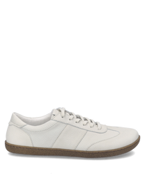 Witte leren sneaker met vetersluiting. Eenvoudig ontwerp met bruine zool voor casual stijl.