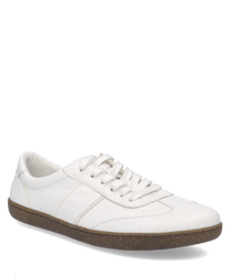 Zapato tipo snaker blanco de cordones. Hecho de material sintético con suela marrón claro.