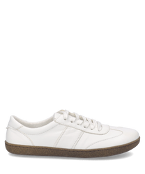 Zapato tipo snaker blanco de cordones. Hecho de material sintético con suela marrón claro.