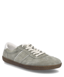 Baskets en daim gris avec laçage blanc. Semelle en caoutchouc marron pour un look décontracté.