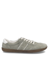Baskets en daim gris avec laçage blanc. Semelle en caoutchouc marron pour un look décontracté.