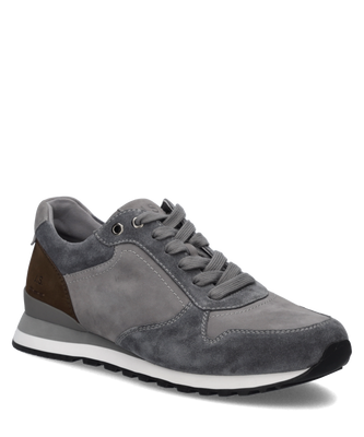 Grauer Sneaker aus Wildleder mit Schnürung. Der Schuh hat braune Akzente an der Ferse und eine weiße Sohle.