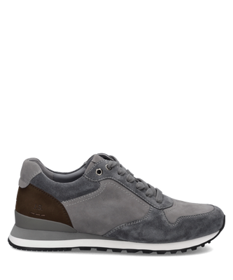 Grauer Sneaker aus Wildleder mit Schnürung. Der Schuh hat braune Akzente an der Ferse und eine weiße Sohle.