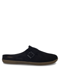 Schwarzer Clog aus Wildleder mit einer dekorativen Schnalle als Verschluss. Die Sohle ist aus braunem Material gefertigt und bietet einen schlichten Look.