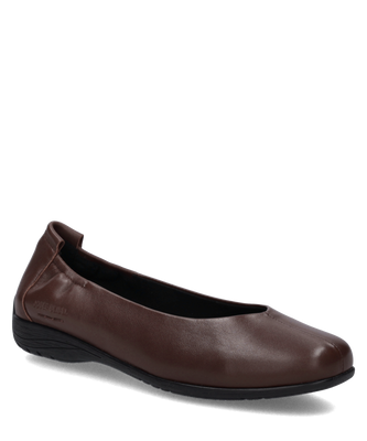 Braune Ballerina aus Leder mit Schlupfverschluss. Schlichter Look mit flacher Sohle und weichem Material für bequemen Tragekomfort.