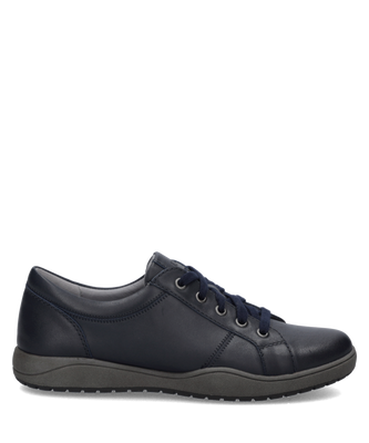 Schwarzer Sneaker mit Schnürung aus glattem Leder. Der Schuh hat eine flache graue Sohle und verstärkte Nähte für zusätzlichen Halt.