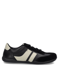 Schwarzer Sneaker mit Schnürung aus Leder und Textil. Der Schuh hat weiße Streifen an den Seiten und eine schlichte schwarze Sohle.