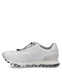 Weißer Sneaker aus Leder mit grauem Innenfutter und robuster Profilsohle. Ausgestattet mit Schnürung für optimalen Halt.