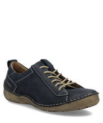Eleganter Halbschuh aus dunkelblauem Leder mit heller Schnürung. Der Schuh hat eine robuste Sohle und auffällige Ziernähte.