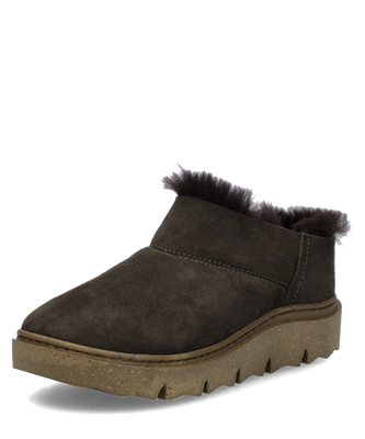 Brauner Hausschuh aus Wildleder mit flauschigem Innenfutter. Der Schuh hat einen Schlupfverschluss und eine robuste Sohle.