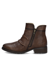 Braune Stiefelette aus Leder mit seitlichem Reißverschluss. Der Schuh hat eine glatte Oberfläche und eine flache Sohle.
