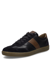 Schwarzer Sneaker mit braunen Akzenten und Schnürung. Der Schuh besteht aus Leder und Wildleder mit einer hellbraunen Gummisohle.