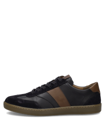 Schwarzer Sneaker mit braunen Akzenten und Schnürung. Der Schuh besteht aus Leder und Wildleder mit einer hellbraunen Gummisohle.
