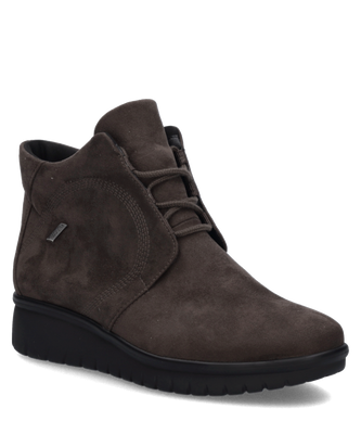 Brauner Halbschuh aus Wildleder mit Schnürung. Schlichte Eleganz und weiche Sohle für bequemen Tragekomfort.