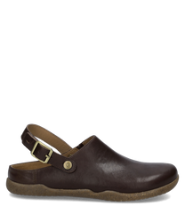 Brauner Clog aus glattem Leder mit flacher Sohle. Der verstellbare Fersenriemen hat eine Metallschnalle und Nieten.