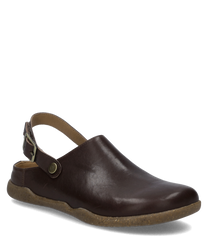 Brauner Clog aus glattem Leder mit flacher Sohle. Der verstellbare Fersenriemen hat eine Metallschnalle und Nieten.
