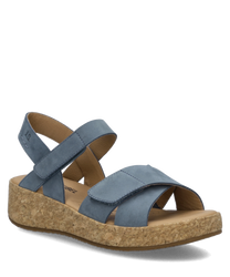 Blaue Sandale mit breiten Riemen und Klettverschluss. Die hohe Sohle in Korkoptik und die Fersenlasche zeigen ein schlichtes Design.