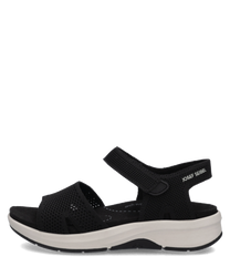 Schwarze Sandale aus textilem Mesh mit Klettverschluss. Die helle Sohle und offene Form sorgen für einen leichten sportlichen Look.