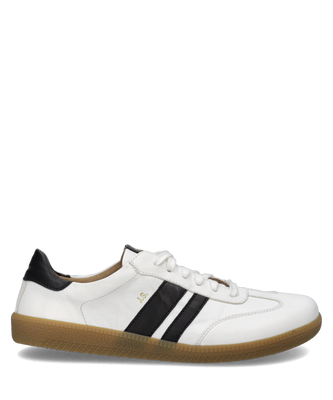 Weißer Halbschuh aus glattem Leder mit Schnürung. Schwarze Streifen Fersenbesatz und braune Gummisohle prägen das sportliche Design.