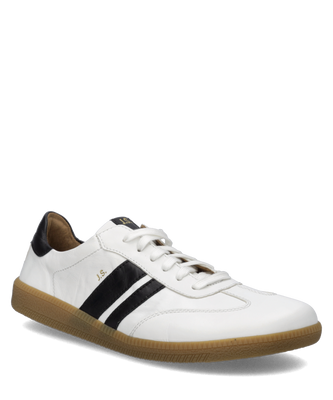 Weißer Halbschuh aus glattem Leder mit Schnürung. Schwarze Streifen Fersenbesatz und braune Gummisohle prägen das sportliche Design.