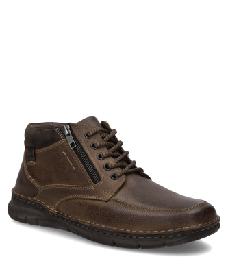 Die Stiefelette besteht aus weichem Leder in tiefem Schwarz. Sie hat einen praktischen Reißverschluss an der Seite für einfaches An- und Ausziehen.