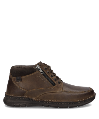 Die Stiefelette besteht aus weichem Leder in tiefem Schwarz. Sie hat einen praktischen Reißverschluss an der Seite für einfaches An- und Ausziehen.