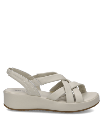 Beige Sandale aus glattem Material mit breiten Riemchen. Sie zeigt eine erhöhte Sohle und einen verstellbaren Fersenriemen.