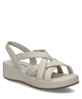 Beige Sandale aus glattem Material mit breiten Riemchen. Sie zeigt eine erhöhte Sohle und einen verstellbaren Fersenriemen.