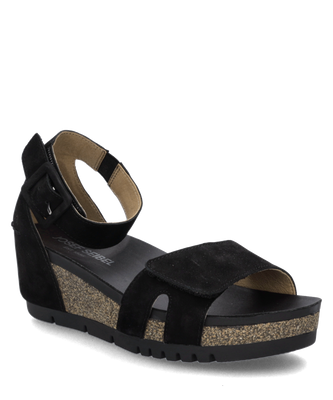 Schwarze Sandale aus weichem Veloursmaterial mit breiten Riemen. Die Sohle ist leicht erhöht und der Verschluss hat eine große Schnalle.