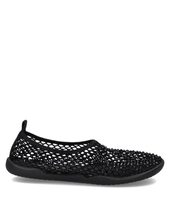 Schwarzer Slipper aus geflochtenem Material mit geschlossener Spitze. Der Schlupfschuh hat eine flexible Sohle und eine Zuglasche an der Ferse.