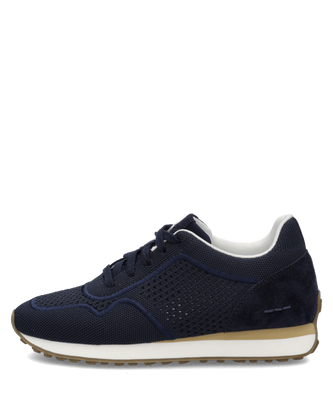 Dunkelblauer Halbschuh mit Schnürung aus Textil und Veloursoptik. Die profilierte Sohle und perforierte Seitenpartie sorgen für sportliche Details.