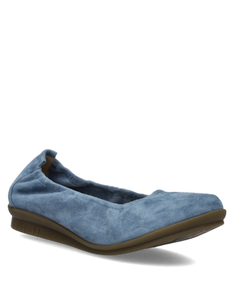 Blauer Ballerina aus weichem Textil in Schlupfform. Die flexible braune Sohle und der geraffte Schaft prägen das schlichte Design.