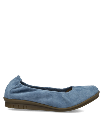 Blauer Ballerina aus weichem Textil in Schlupfform. Die flexible braune Sohle und der geraffte Schaft prägen das schlichte Design.