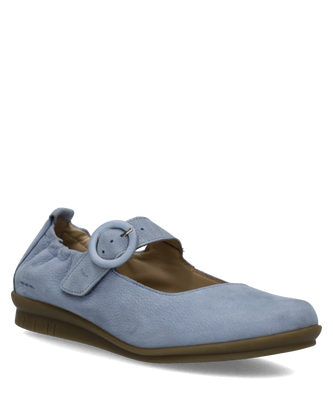 Blauer Ballerina aus weichem Leder mit runder Schnalle. Die flache braune Sohle und der elastische Fersenbereich sorgen für Komfort.