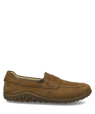 Brauner Slipper aus weichem Veloursleder in seitlicher Ansicht. Schlupfschuh mit Ziernaht Lasche und profilierter Sohle.
