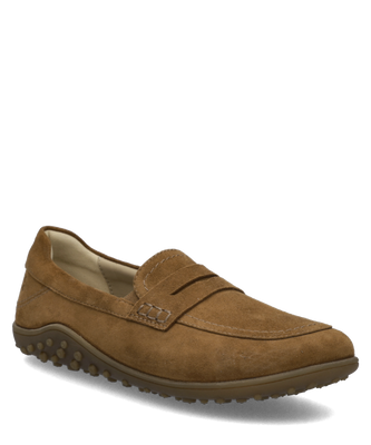 Brauner Slipper aus weichem Veloursleder in seitlicher Ansicht. Schlupfschuh mit Ziernaht Lasche und profilierter Sohle.