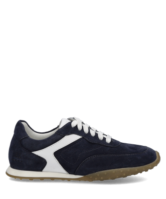 Dunkelblauer Sneaker aus Veloursoptik mit weißem Einsatz und heller Schnürung. Die profilierte Sohle ist beige und wirkt sportlich.