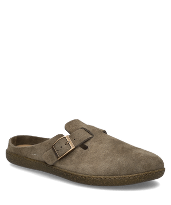 Brauner Clog aus Veloursleder mit geschlossener Vorderkappe. Seitlich sichtbare Schnalle in Metalloptik und braune Sohle mit Nahtdetail.