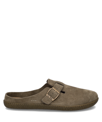 Brauner Clog aus Veloursleder mit geschlossener Vorderkappe. Seitlich sichtbare Schnalle in Metalloptik und braune Sohle mit Nahtdetail.