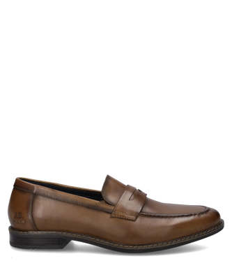 Brauner Halbschuh aus glattem Leder ohne Verschluss. Er zeigt eine dunkle Laufsohle Ziernähte und eine kleine Prägung an der Ferse.
