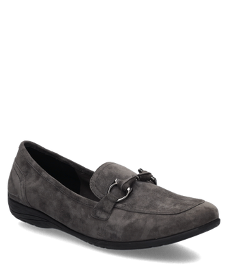 Grauer Ballerina aus veloursartigem Material mit schwarzer Sohle. Auf dem Rist sind Gummizug Riemen und Metallschließe sichtbar.